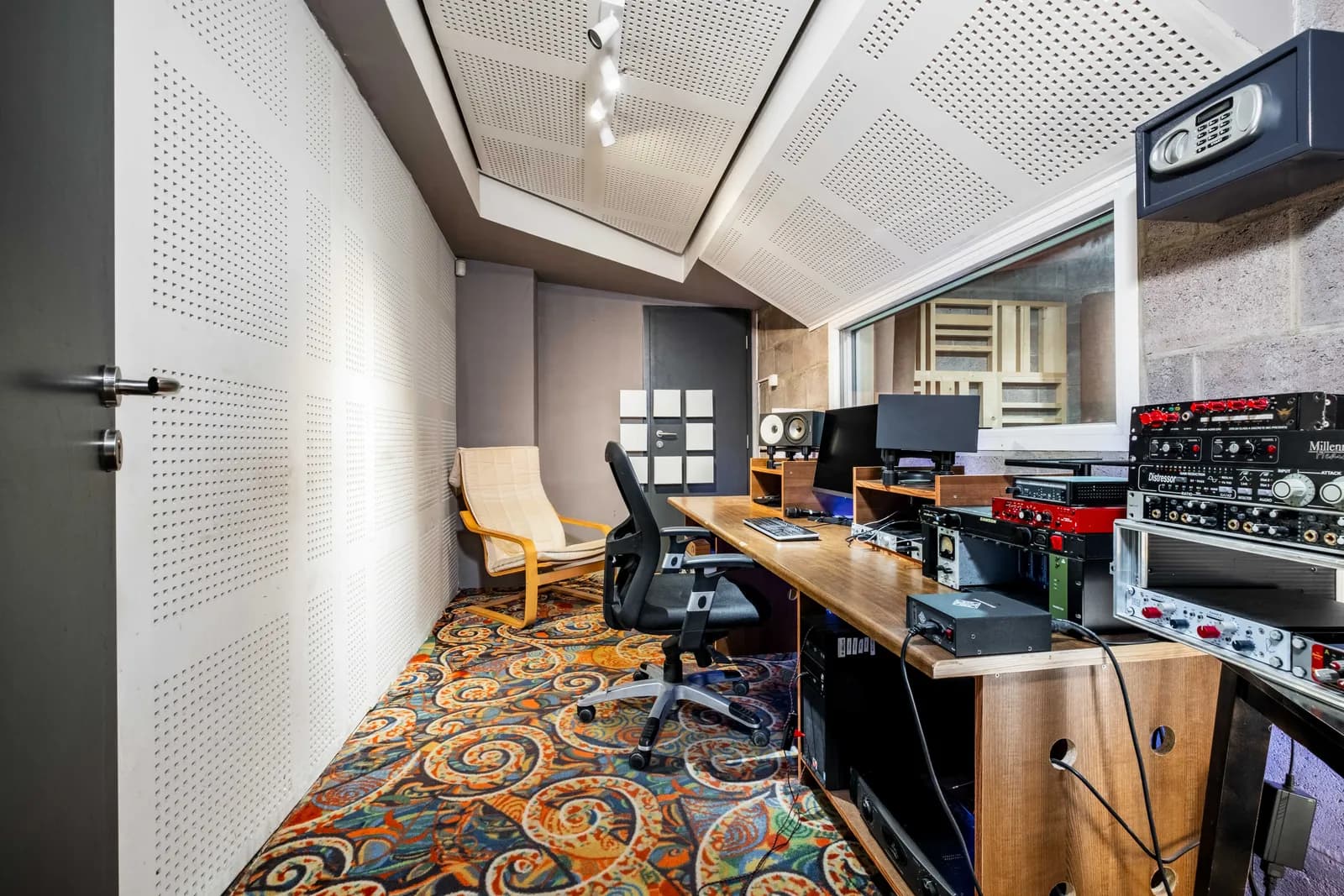 Amaro Records — Ateliér & Podcast — studio photo 2