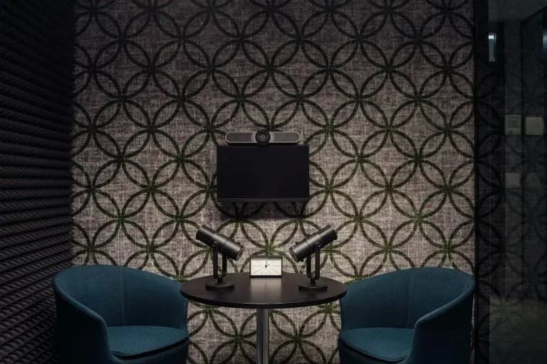 Scott.Weber Workspace — Podcastové studio Ganbaru — fotka studia 2