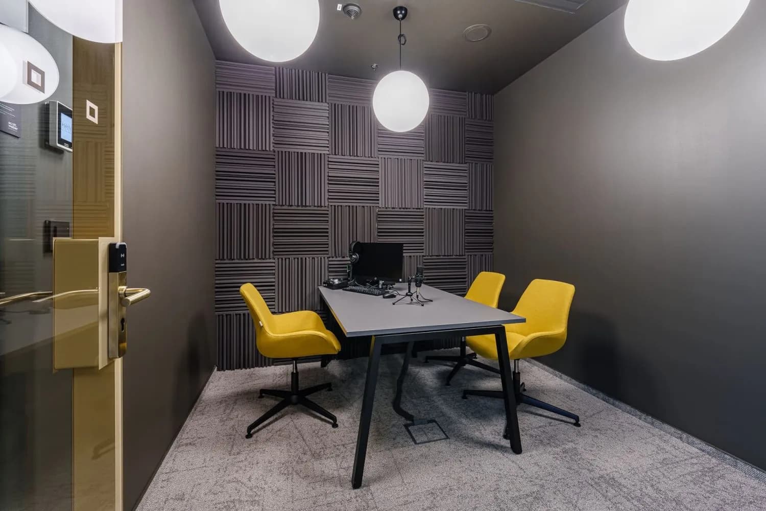 Scott.Weber Workspace — Podcastové studio Hamburg — fotka studia 2
